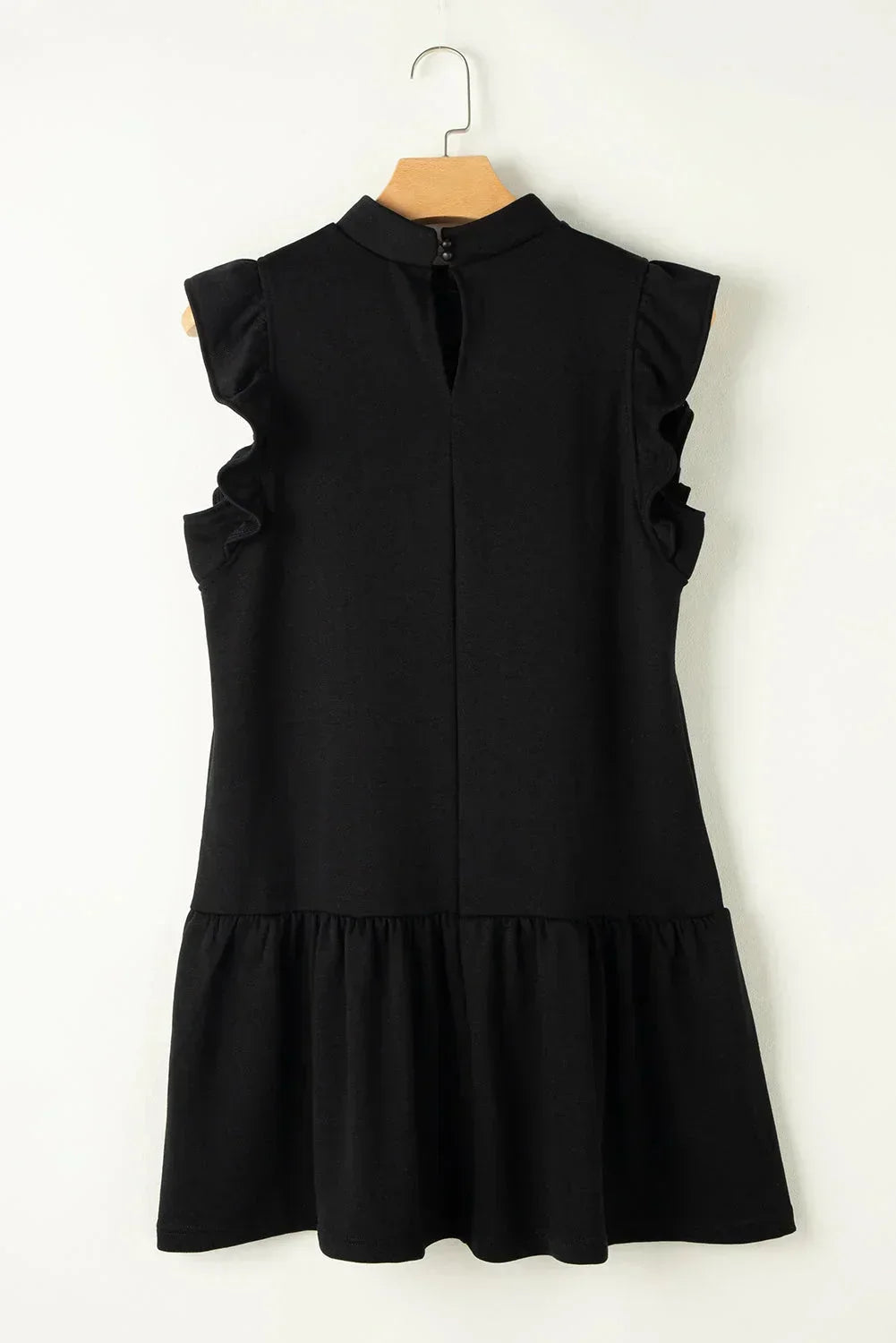 Robe courte noire à volants, manches courtes, en tissu léger, coupe trapèze idéale pour les sorties en soirée.