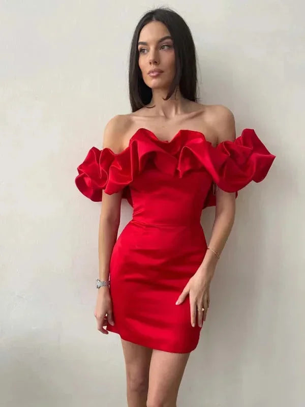 Robe courte off-shoulder en soie avec volants, disponible en plusieurs couleurs, coupe ajustée parfaite pour les soirées.