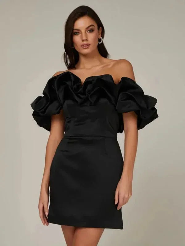 Robe courte off-shoulder en soie avec volants, coupe ajustée, disponible en plusieurs couleurs, parfaite pour les soirées.