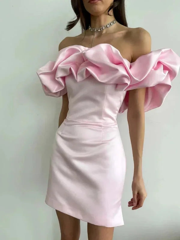 Robe courte soie à épaules dénudées, garnie de volants, coupe ajustée et disponible en plusieurs couleurs.