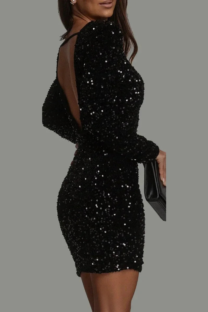 Robe courte pailletée dos nu avec manches longues, en tissu scintillant, idéale pour les soirées clubbing et les fêtes.
