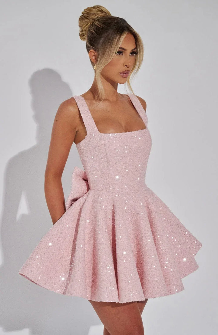 Robe courte pailletée fit and flare, en tissu brillant avec nœud, idéale pour soirées, style ajusté et évasé.