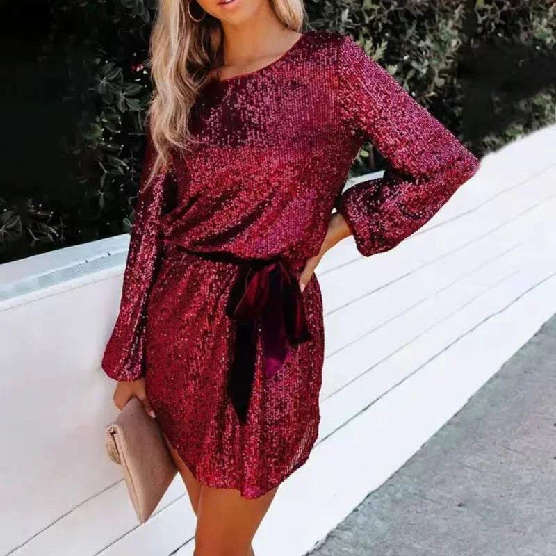 Robe courte pailletée avec manches ballon et ceinture, en polyester scintillant, idéale pour les soirées festives.