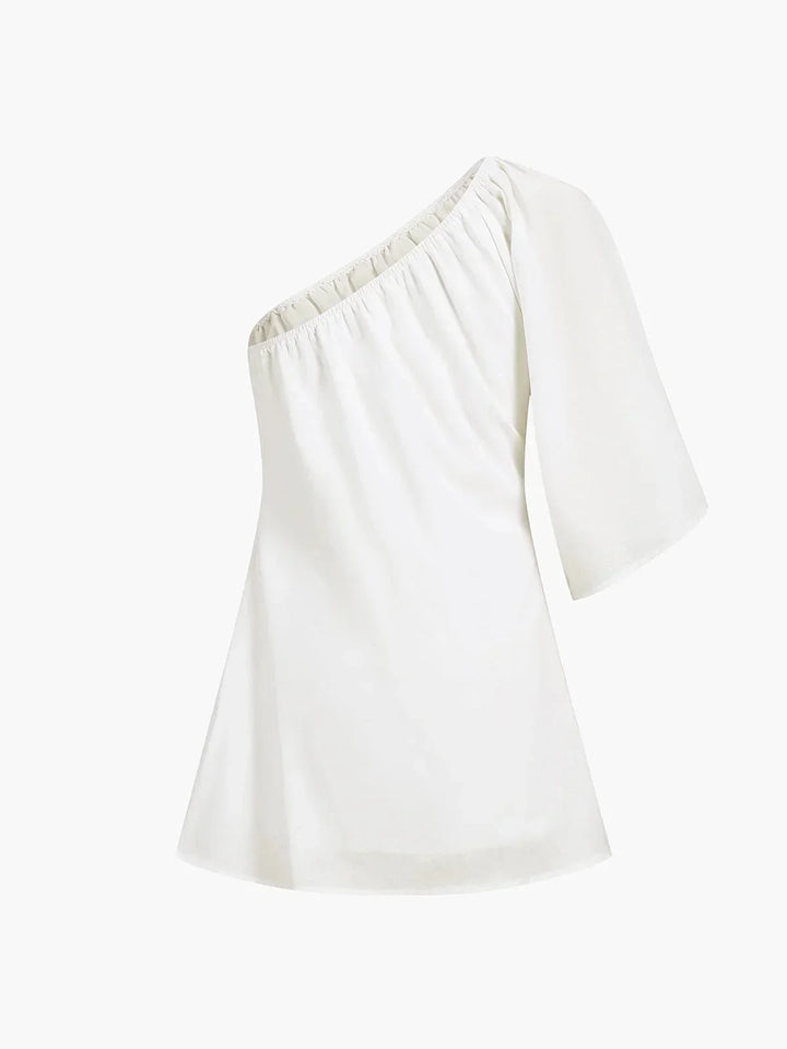 Robe courte à épaule dénudée, manches bouffantes, en tissu léger, idéale pour les soirées d'été.