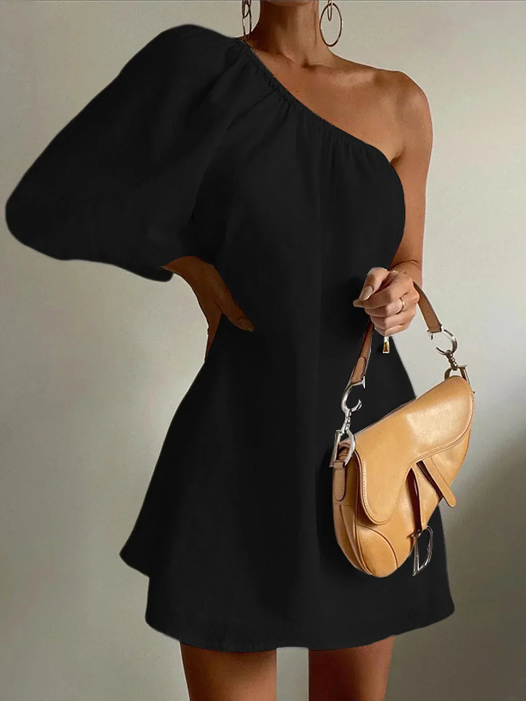 Robe courte à épaule dénudée, manches bouffantes, en tissu léger, parfaite pour les soirées d'été.