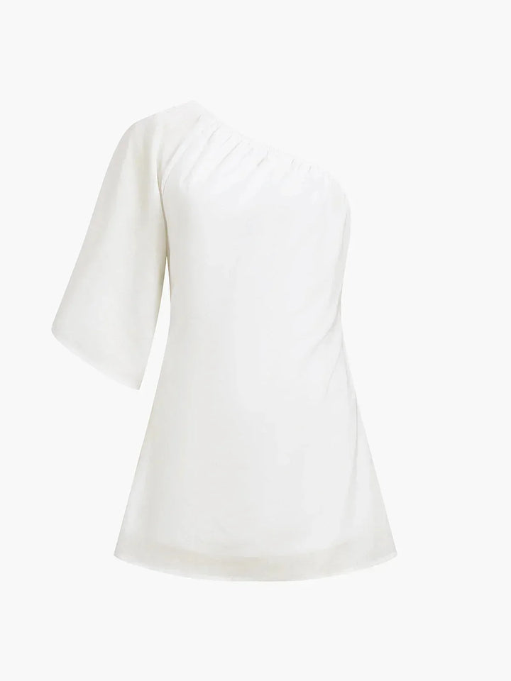 Robe courte légère à épaules dénudées, manches bouffantes, parfaite pour les soirées d'été. Tissu fluide et aéré.