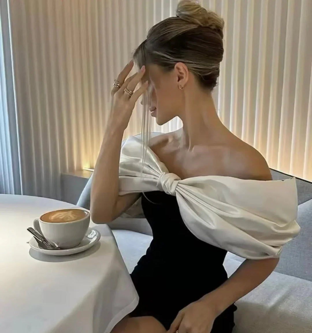 Abito Corto Donna Spalle Scoperte con Fiocco Decorativo - Vesarelli