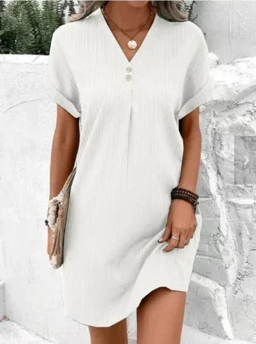 Robe courte plissée en V, boutons décoratifs, manches courtes, tissu léger, parfaite pour un look décontracté d'été.