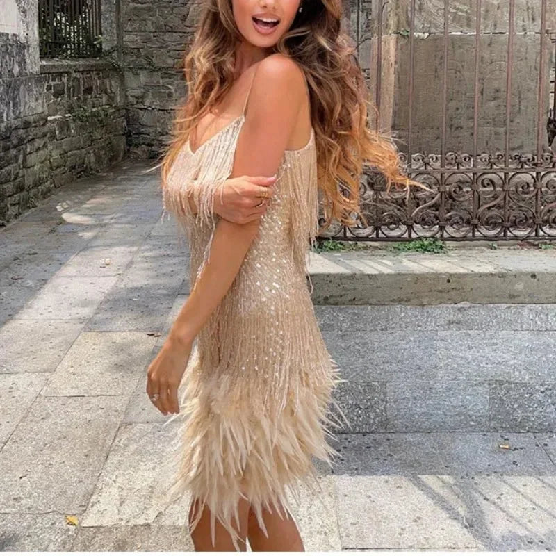 Robe courte à plumes avec franges, en tissu léger, bretelles ajustables, design coloré pour une soirée festive.
