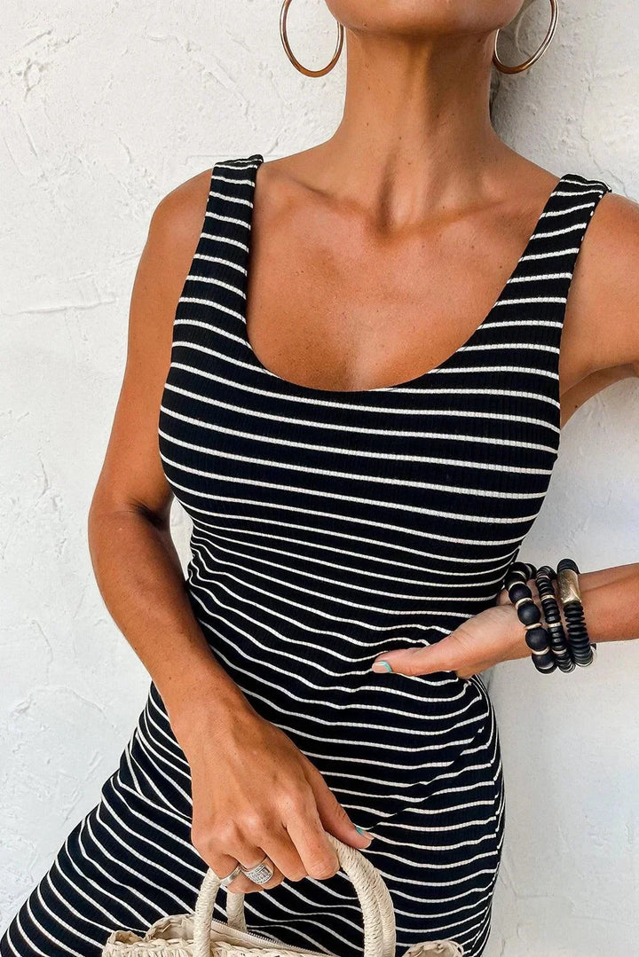 Robe courte rayée bleu marine et blanc, sans manches, en coton léger, parfaite pour des journées d'été à la plage.
