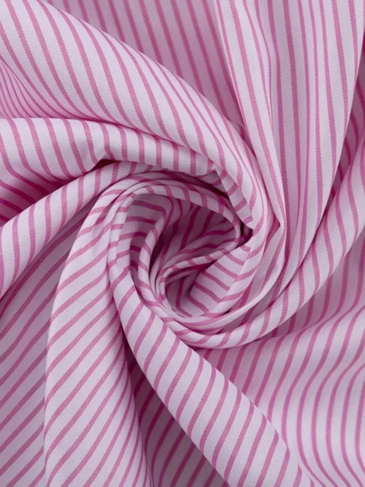 Robe courte rayée rose à manches longues, en coton léger, avec fente sur le côté, parfaite pour les journées de printemps.