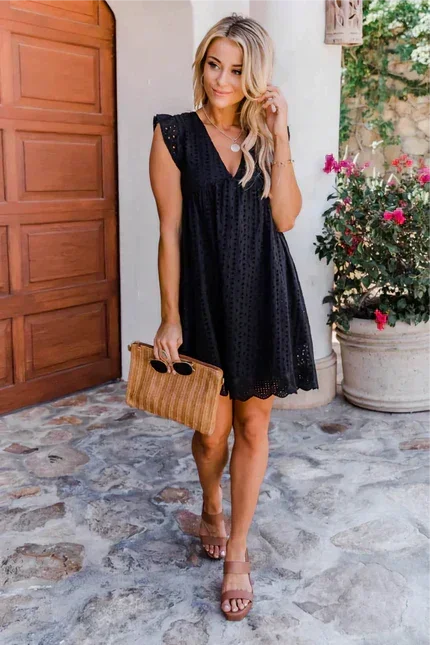 Robe courte sans manches en dentelle, légère, avec poches pratiques, idéale pour vos journées d'été à la plage.