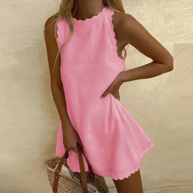 Robe courte sans manches en tissu léger, ourlet festonné, idéale pour l'été à la plage avec un style décontracté.