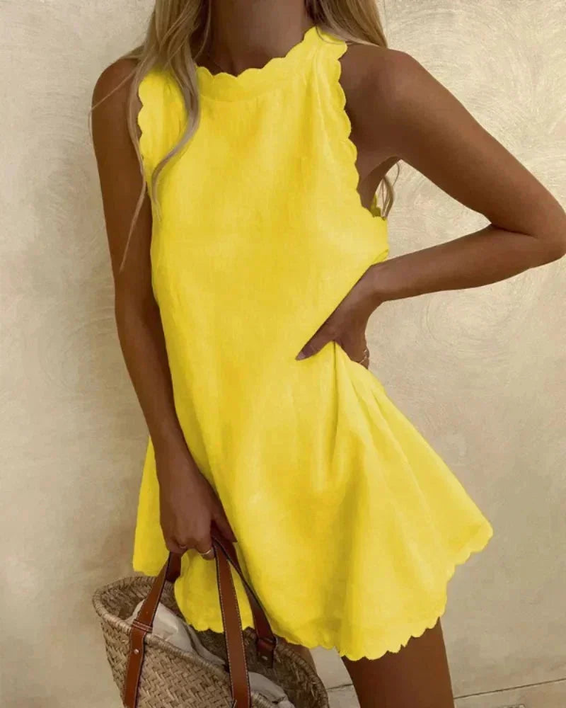 Robe courte sans manches en tissu léger, ourlet festonné, idéale pour les journées d'été à la plage.