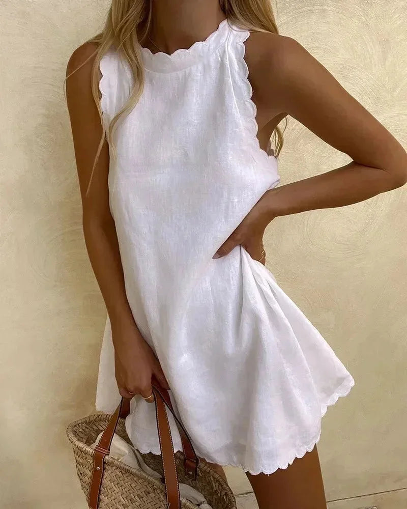 Robe courte légère sans manches avec ourlet festonné, idéale pour l'été et les journées à la plage. Tissu décontracté.