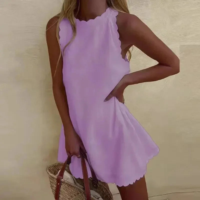 Robe courte sans manches en tissu léger, ourlet festonné, idéale pour une journée décontractée à la plage.