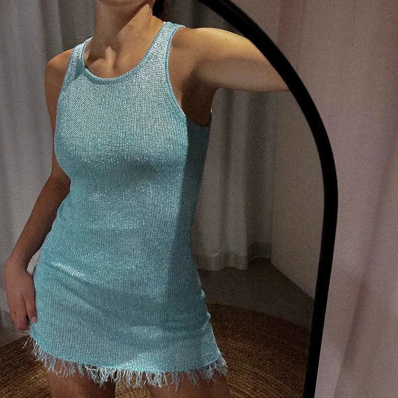 Robe sans manches en tissu pailleté bleu avec franges, idéale pour des soirées festives. Élégante et stylée.
