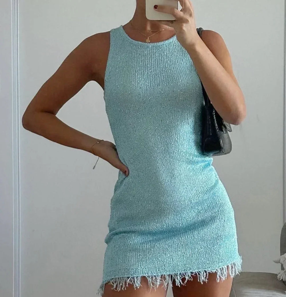Robe courte sans manches bleue en polyester pailleté, ornée de franges pour une touche de mouvement lors des soirées.