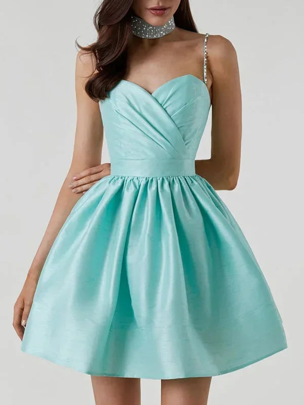Robe courte en satin avec bretelles ornées de strass et col en cœur, dos nu, disponible en plusieurs couleurs.
