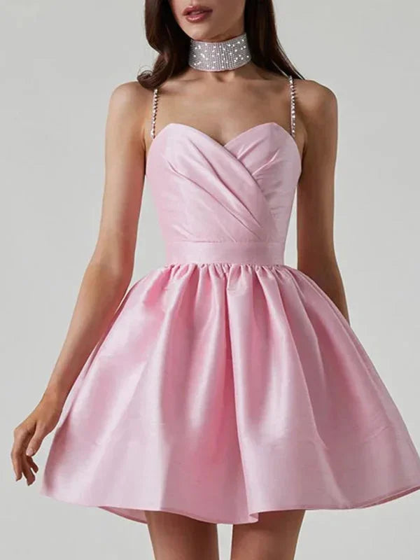 Robe courte en satin avec bretelles à strass, col en cœur et dos nu, idéale pour soirées, disponible en plusieurs couleurs.