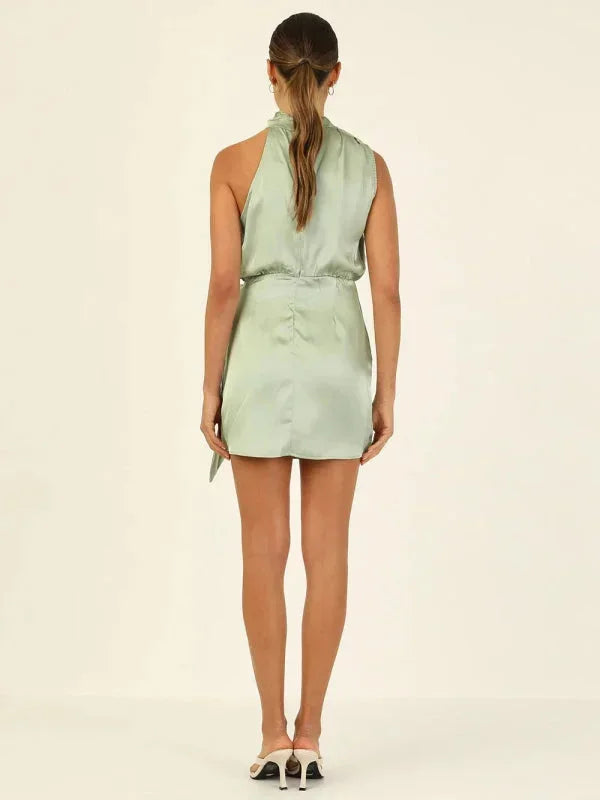 Robe courte satinée sans manches col bénitier, dotée d'une ceinture, idéale pour les soirées élégantes.