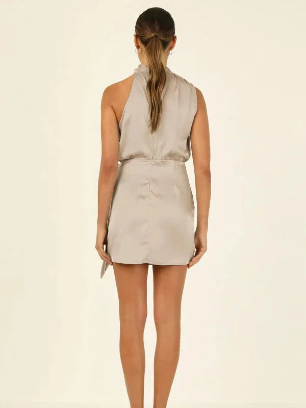Robe courte satinée sans manches avec col bénitier et ceinture, idéale pour les soirées élégantes.