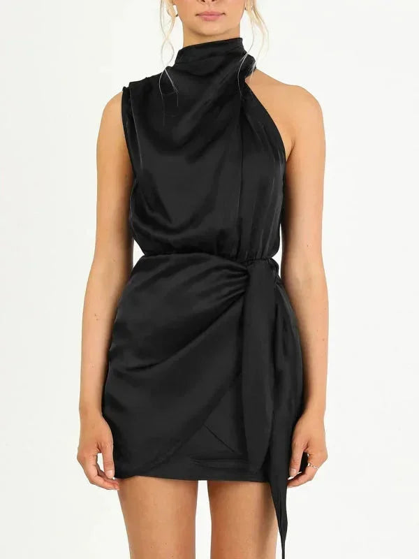Robe courte satinée sans manches, col bénitier et ceinture, idéale pour une soirée élégante et confortable.