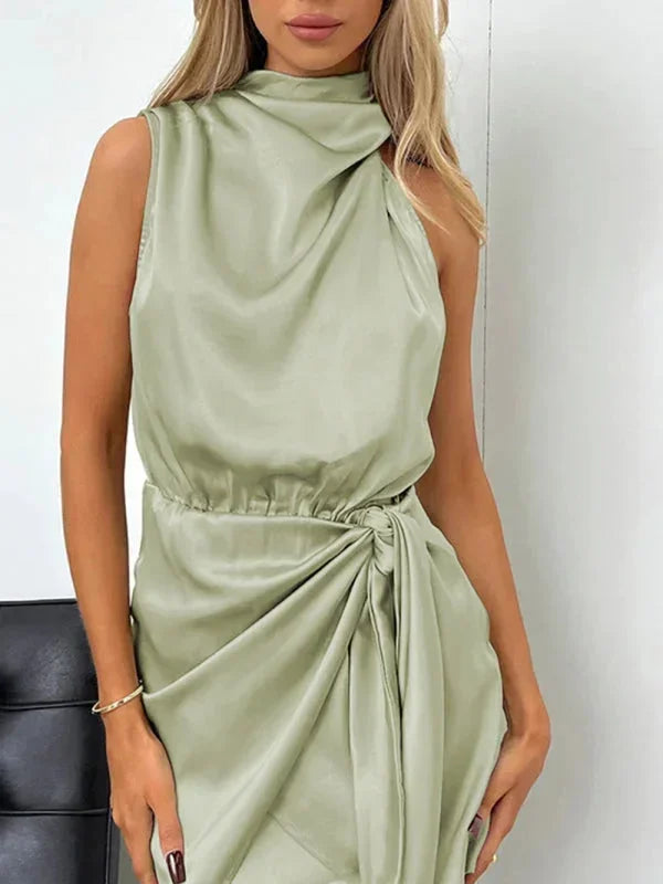 Robe courte satinée sans manches avec col bénitier et ceinture, parfaite pour les soirées élégantes.