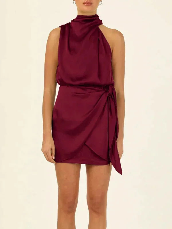 Robe courte satinée sans manches, col bénitier et ceinture, parfaite pour une soirée élégante.