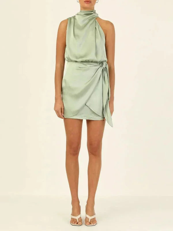 Robe courte satinée sans manches avec col bénitier et ceinture, parfaite pour les soirées élégantes.