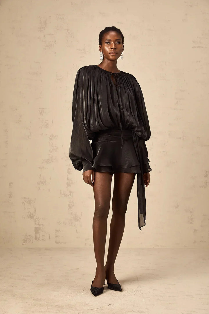 Robe courte satinée fluide, nœuds aux manches longues, parfaite pour les soirées. Disponible en plusieurs couleurs.