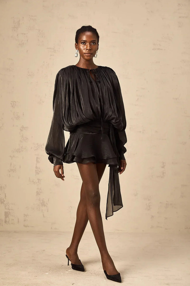 Robe courte fluide en satin, manches longues avec nœuds, parfaite pour les soirées. Disponible en plusieurs couleurs.