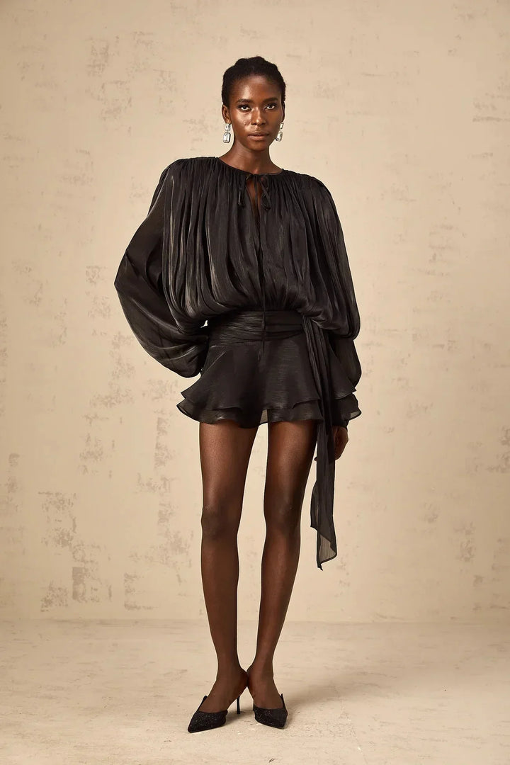 Robe courte satinée avec nœuds aux manches longues, fluide et élégante, disponible en plusieurs couleurs.