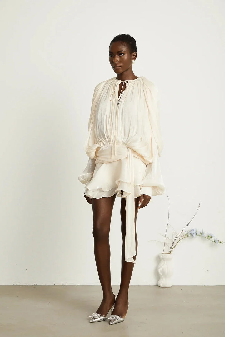 Robe courte satinée fluide avec nœuds, manches longues, idéale pour soirées, disponible en plusieurs couleurs élégantes.