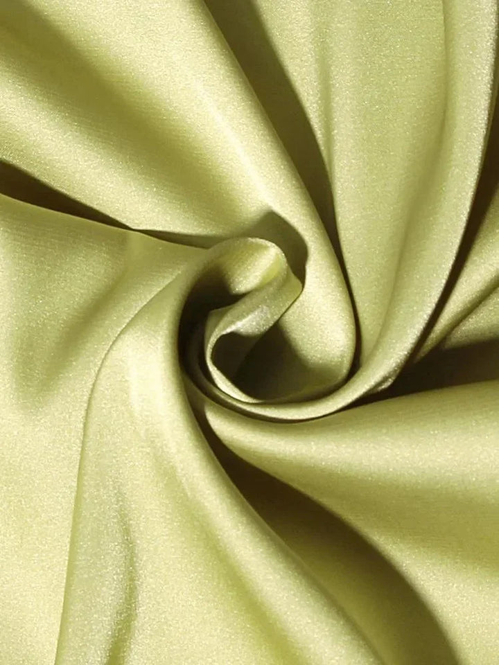 Robe courte satinée fluide avec chaînes décoratives, idéale pour soirées, en tissu léger et au design élégant.
