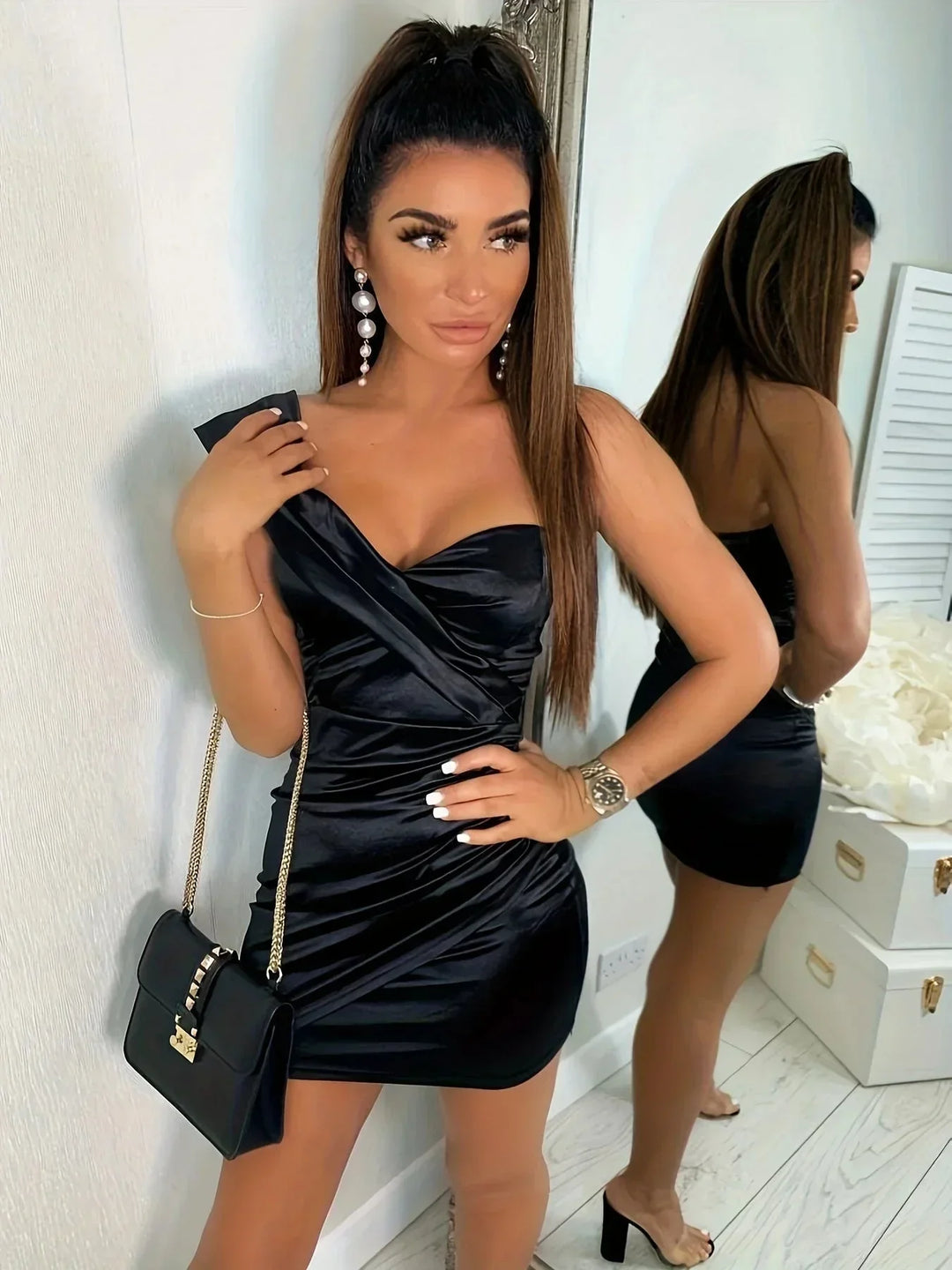 Robe courte satinée à épaule asymétrique, coupe moulante, conçue en satin doux pour un look élégant lors des cocktails.