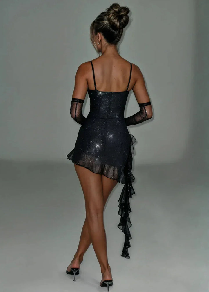Robe courte scintillante en tissu léger, avec manches détachables, volants et fines bretelles pour des soirées élégantes.