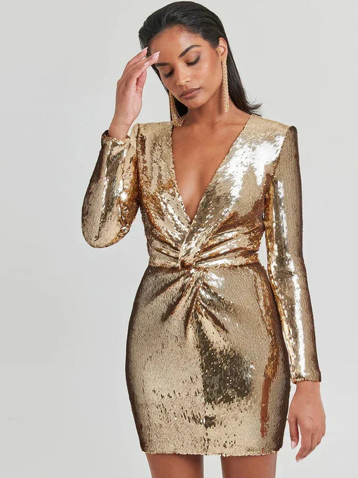Robe courte en tissu pailleté doré, manches longues, col en V drapé, parfaite pour une soirée clubbing.