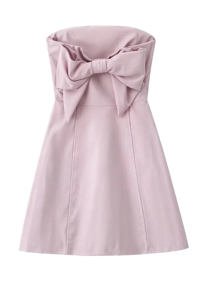 Robe courte sans bretelles rose poudré en tissu léger, coupe ajustée, accompagnée d'une pochette assortie pour soirées.