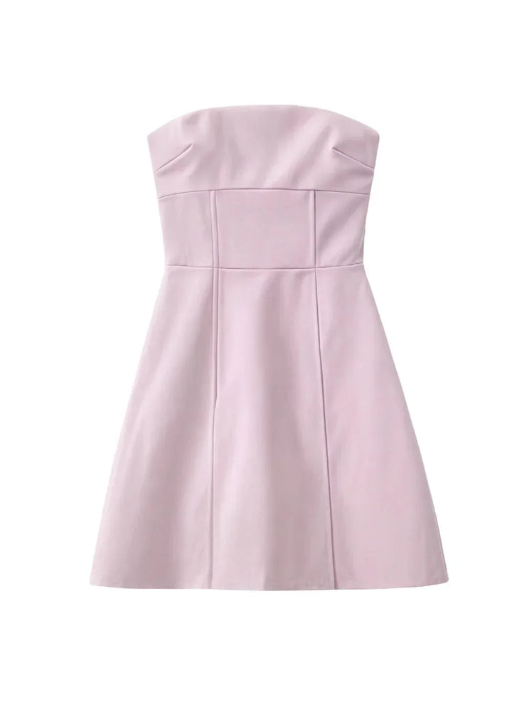 Robe courte strapless rose poudré, en tissu doux, coupe ajustée, inclut une pochette assortie pour une soirée élégante.