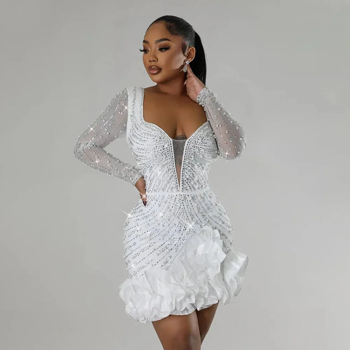 Robe courte en satin avec strass, manches longues, volants et décolleté plongeant, parfaite pour les soirées élégantes.