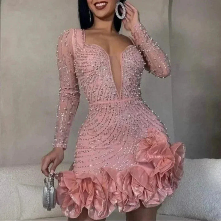 Robe courte en tissu scintillant, manches longues, volants et décolleté plongeant, idéale pour une soirée élégante.