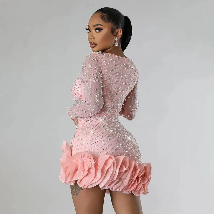 Robe courte en tissu léger avec strass, manches longues et volants, décolleté plongeant pour soirées élégantes.
