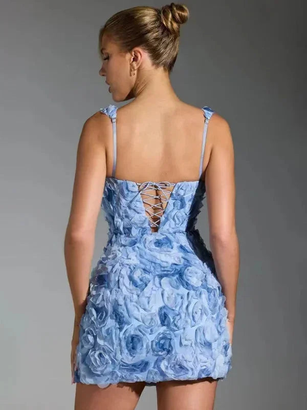 Robe courte à motif floral, tissu texturé, bretelles fines, idéale pour soirées, style élégant et décontracté.