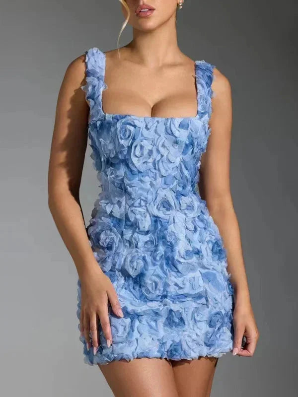 Robe courte à motifs floraux, bretelles ajustables, en tissu texturé, idéale pour les soirées. Design féminin et moderne.