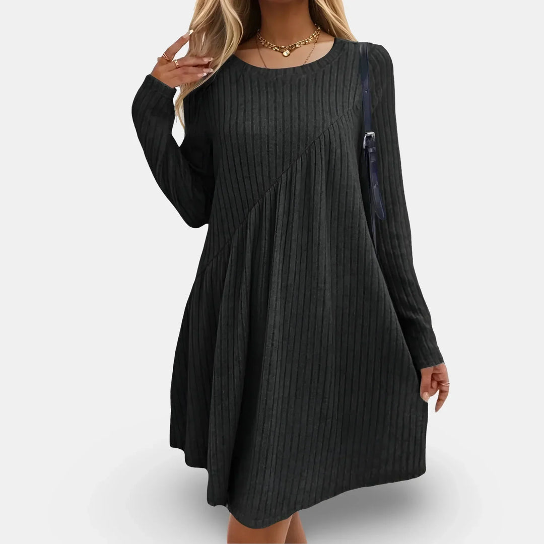 Robe courte texturée à manches longues et col rond, coupe ample fluide, idéale pour le quotidien automnal.