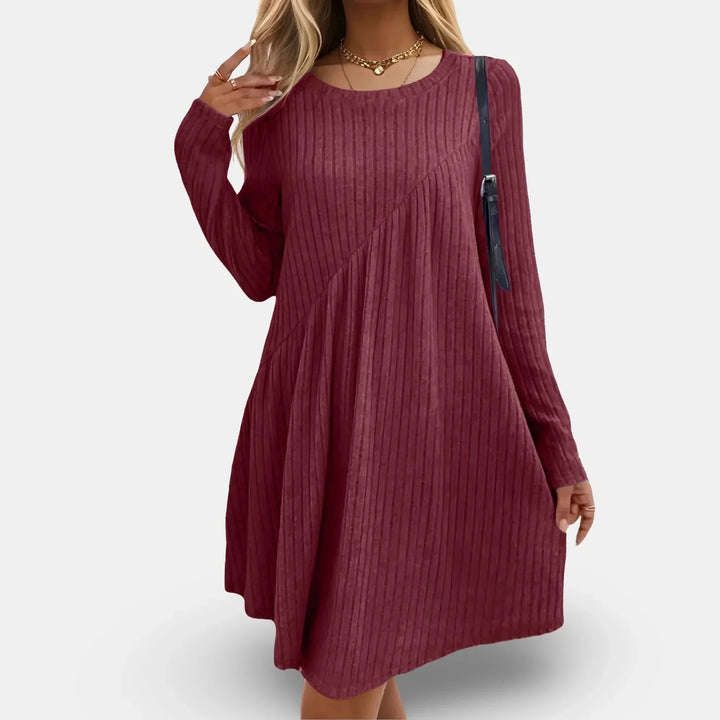 Robe courte texturée à manches longues et col rond, en tissu fluide et ample, idéale pour les journées d'automne.