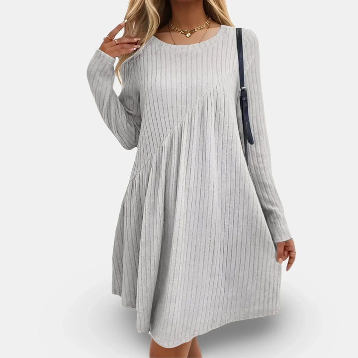 Robe courte texturée à manches longues, col rond, en tissu fluide pour un look décontracté en automne. Idéale pour le…