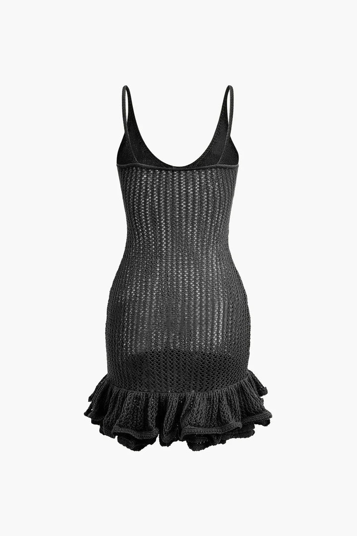 Robe courte en tricot texturé avec des volants, idéale pour l'été à la plage. Matière légère et design ludique.