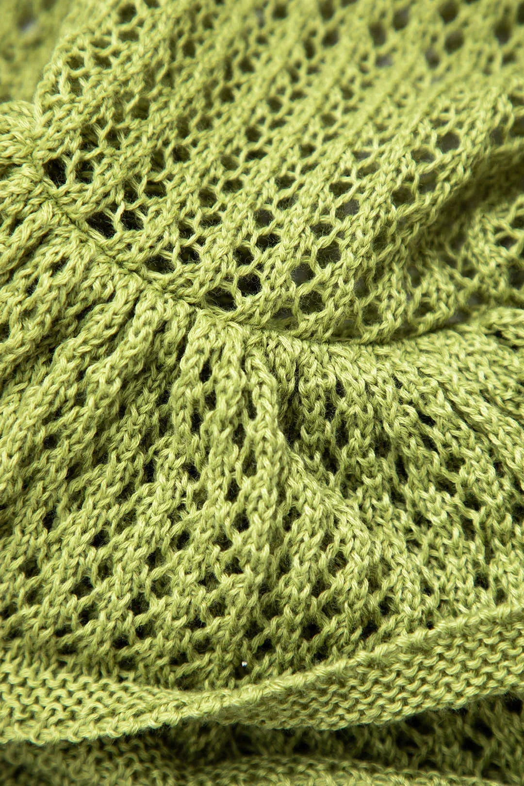 Robe courte en tricot texturé, avec volants ludiques, parfaite pour les journées d'été à la plage.